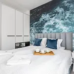 - Nowoczesny - Parking & Taras Z Ogrodem - By Renters