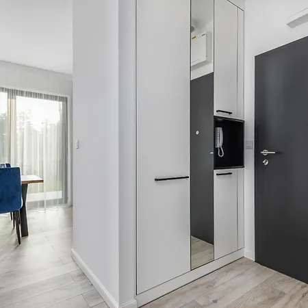 Apartmán - Nowoczesny - Parking & Taras Z Ogrodem - By Renters *